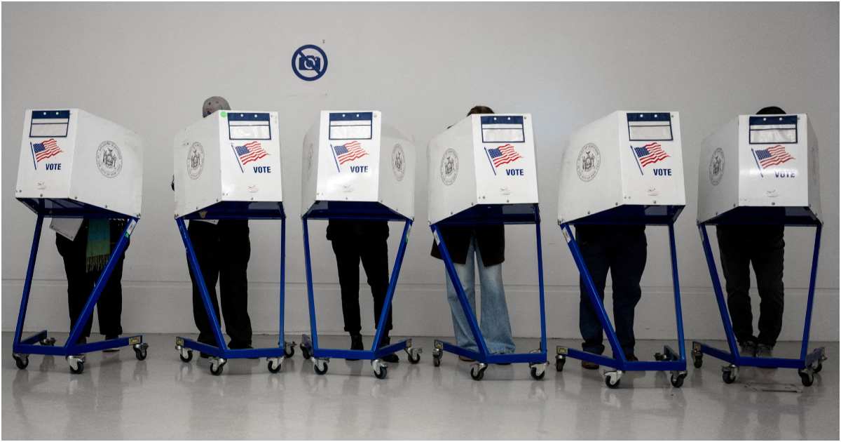 নিউ ইয়র্ক সিটির ব্রুকলিনে মঙ্গলবার একটি ভোটকেন্দ্রের চিত্র। ছবি: রয়টার্স